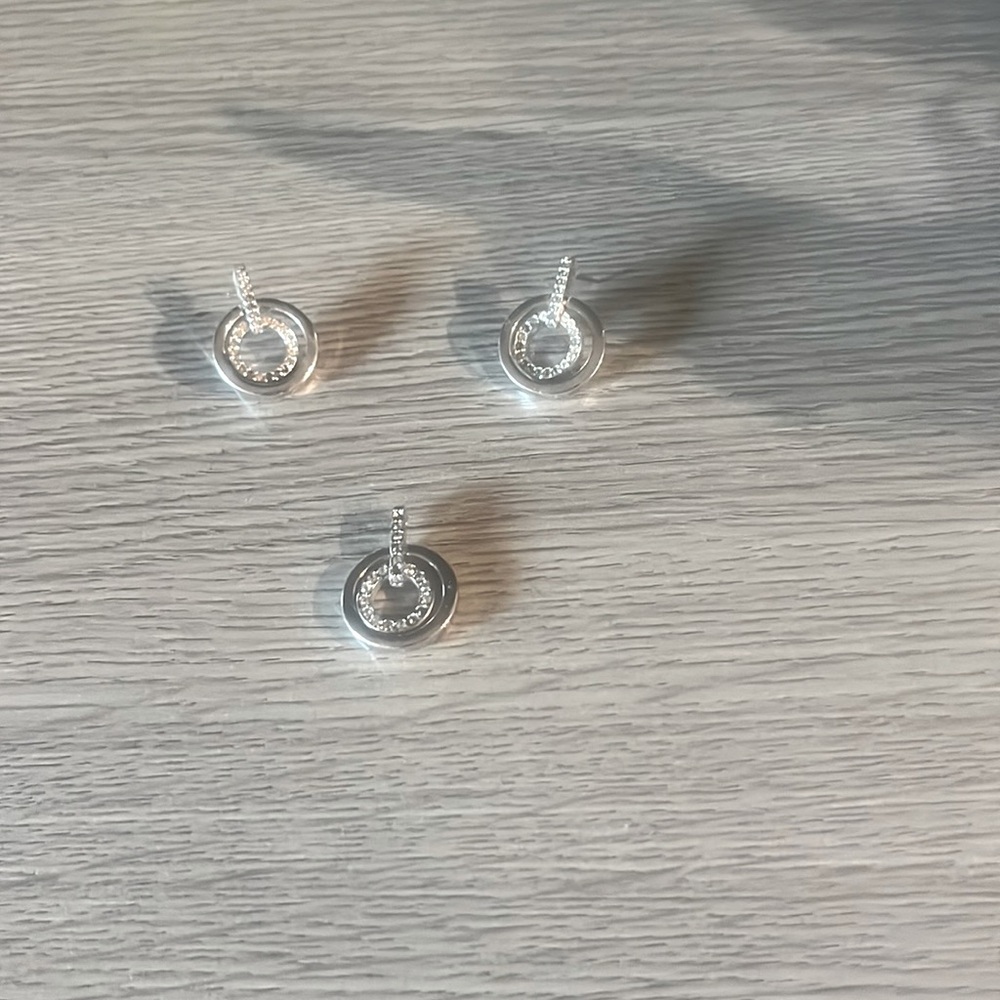 Gorgeous fashion earrings & necklace pendant set.